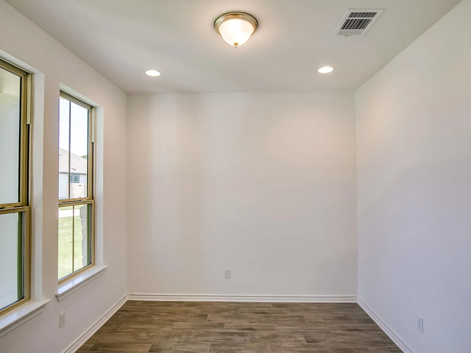 4 bed, 3.5 bath, 2521 sqft, $2,400 — Photo 3