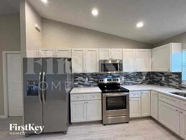 4 bed, 2.0 bath, 1614 sqft, $2,335 — Photo 3