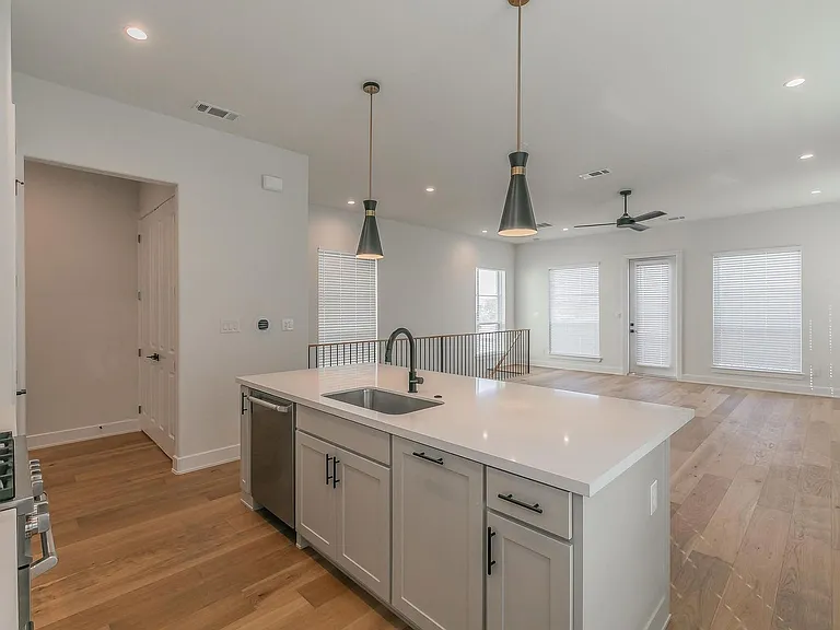 682 W Main St — Photo 8