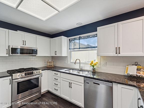 5th image of 904 McDiarmid Ln
