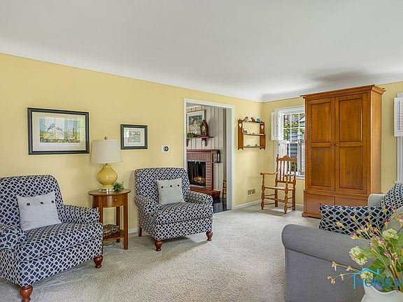 3rd image of 734 E Carisbrook Dr