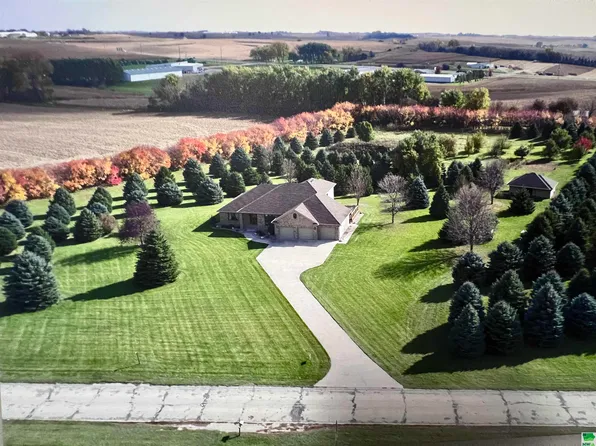 7642 Correctionville Rd, Lawton, IA 51030
