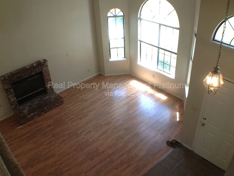 675 N Claremont Ave — Photo 16