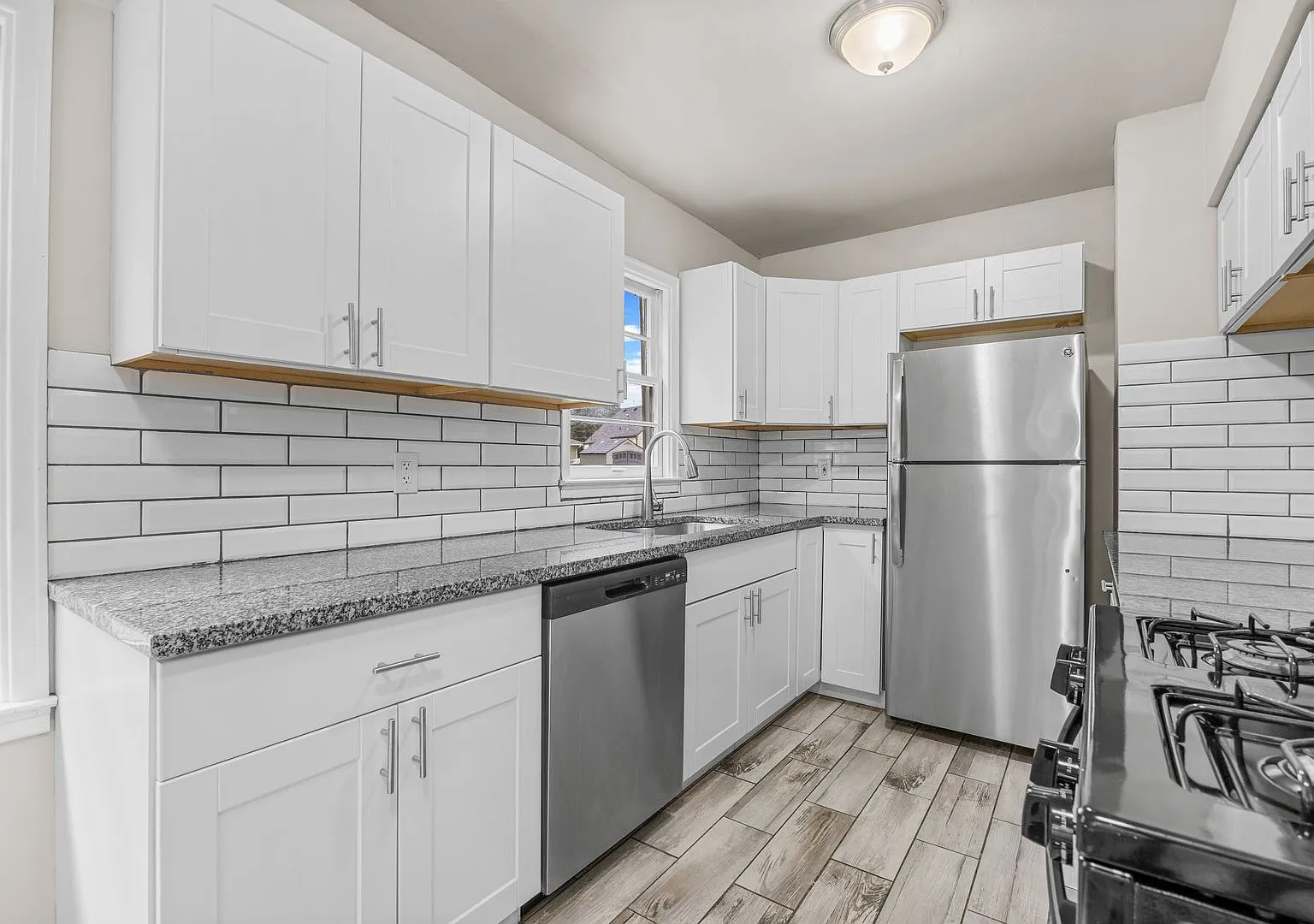 3 Bedroom 1 Bathroom Fully Remodeled — Photo 2
