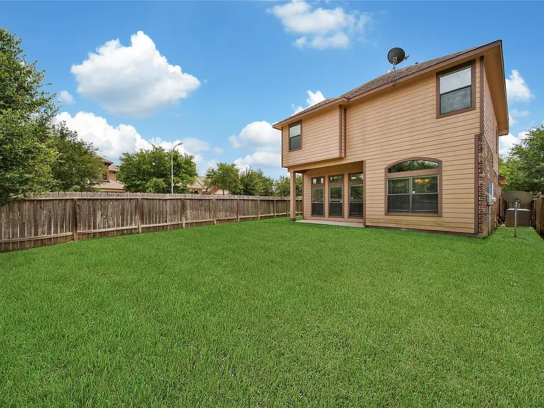 711 Aulia Ln — Photo 4