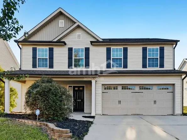 1909 Planters Walk Dr, Thomasville, NC 27360