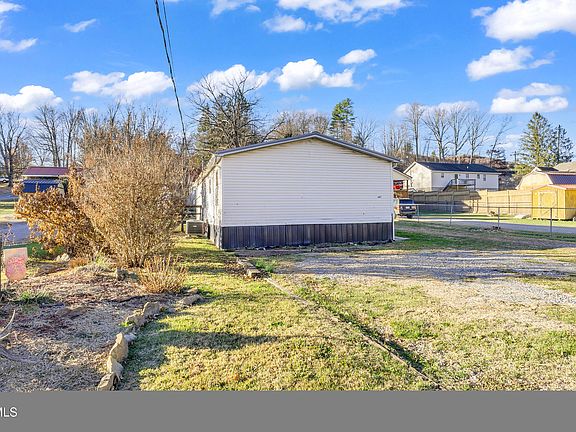 2nd image of 607 Spring Ave NE