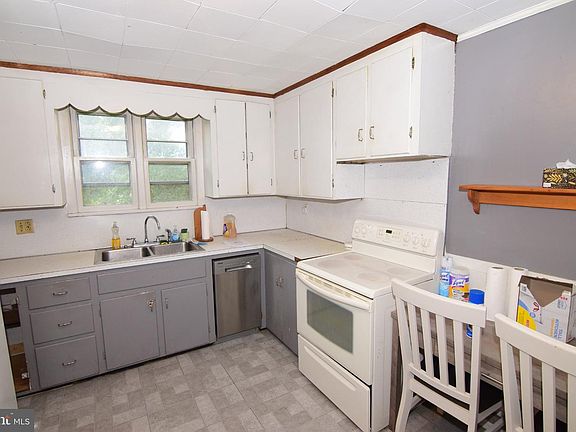3rd image of 479 E High St