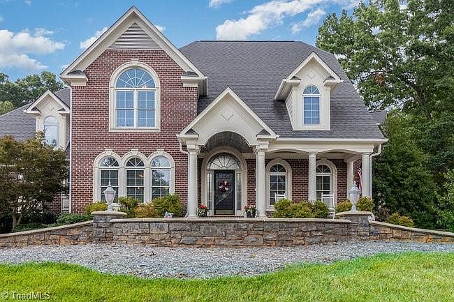 1st image of 10 Windsor Castle Ct