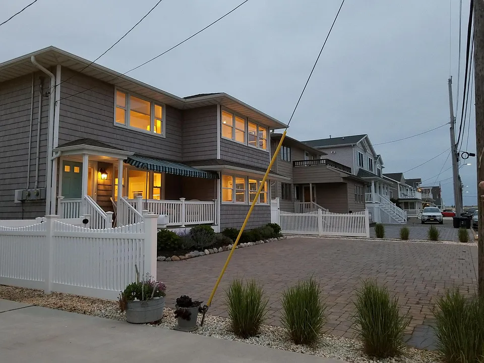 23 Dover Ave #2