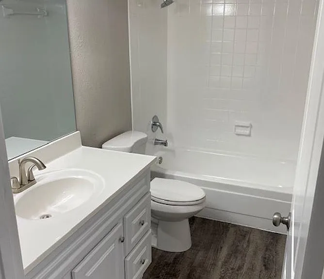 Oakbrook Village Apartments — Photo 29