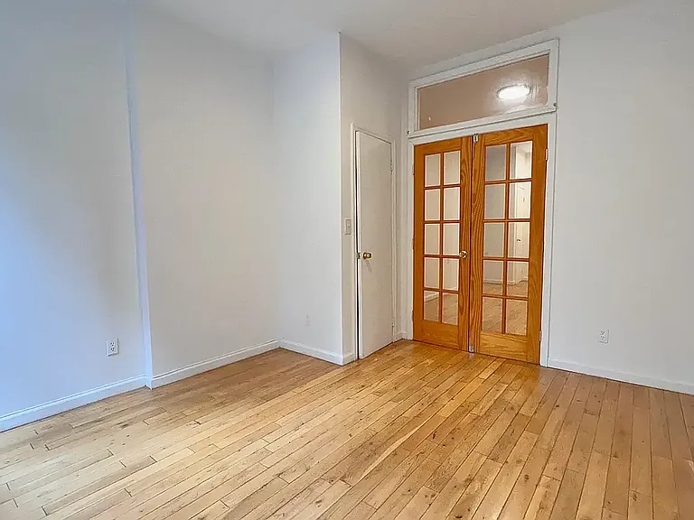 206 E 6th St #2 — Photo 8