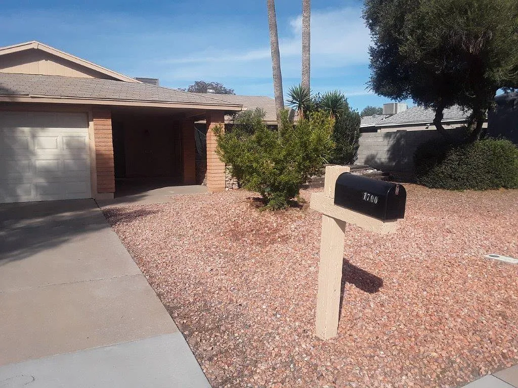 Building Photo - 1700 W Palomino Dr
