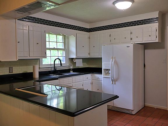 3rd image of 2912 Hillcrest Dr