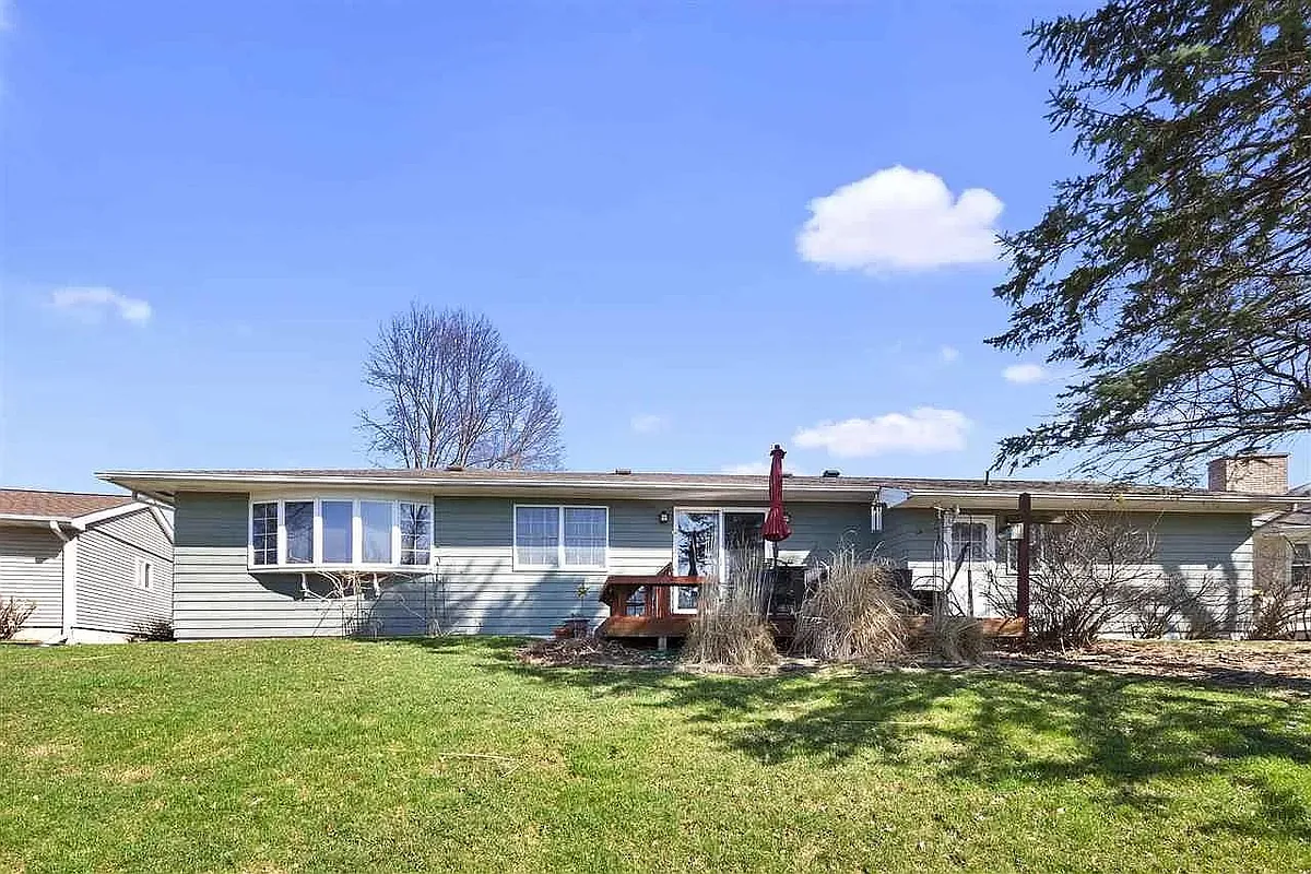 Large, but unfenced, backyard. Patio furniture available upon request. - 117 Green Mountain Dr