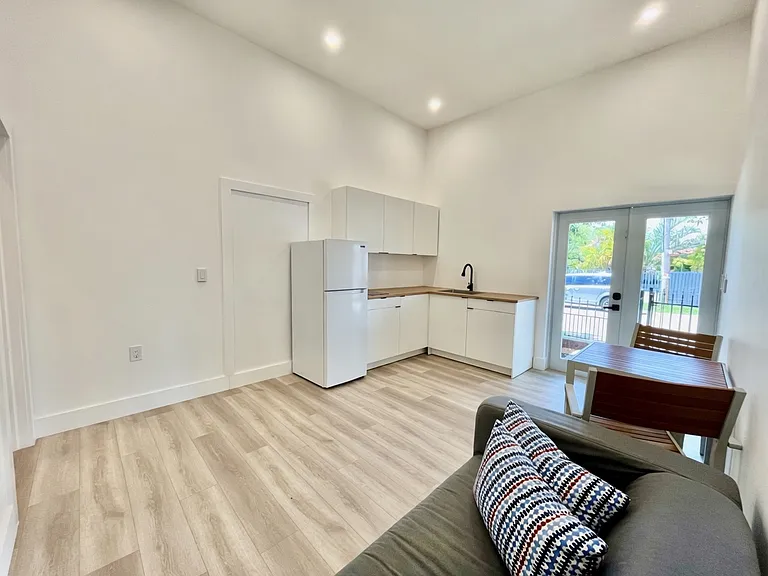 1399 NW 28th St #3 — Photo 5