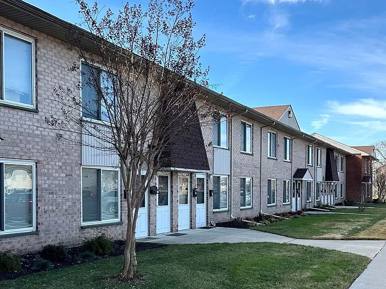 Lakeside Apartments — Photo 15