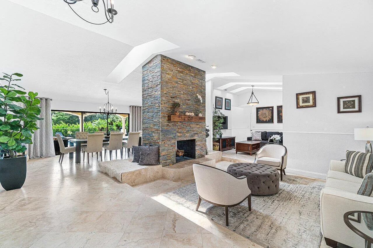 4 bed, 2.5 bath, 2391 sqft, $10,000 — Photo 4