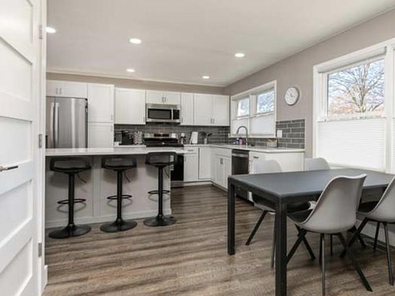 2nd image of 1901 S Collinson Ave