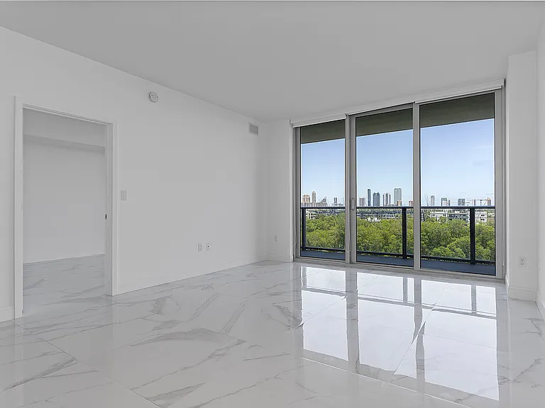16385 Biscayne Blvd #717 — Photo 25