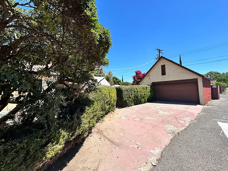 225 Sunset Blvd — Photo 8