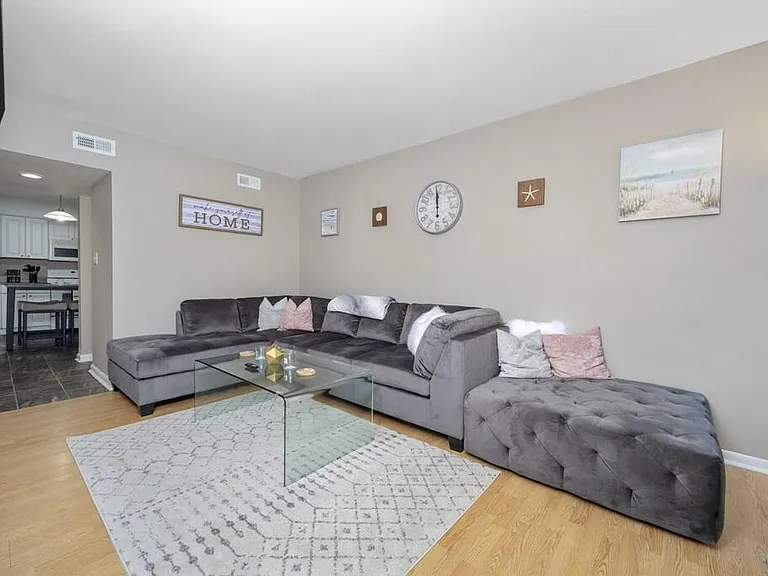 505 Barberton Dr — Photo 3