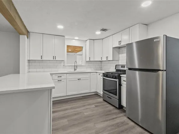 802 Collins St, Dayton, TX 77535