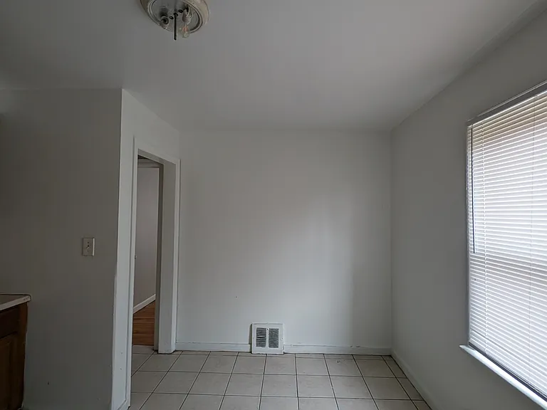 12084 Vaughan St — Photo 8