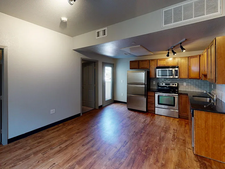 1143 13th St #5E — Photo 2