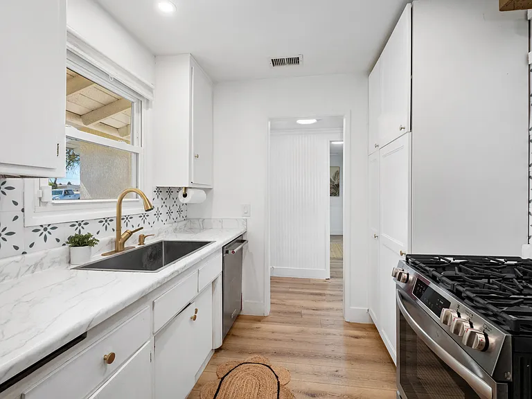 16002 Warren Ln — Photo 6