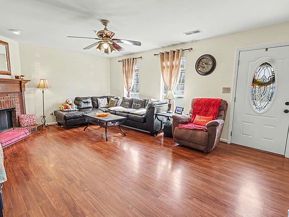 5th image of 225 Willow Point Cir