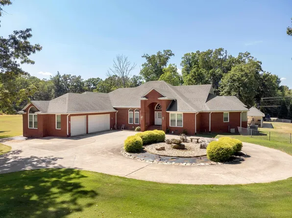 104 Meadowhill Dr W, Florence, AL 35633