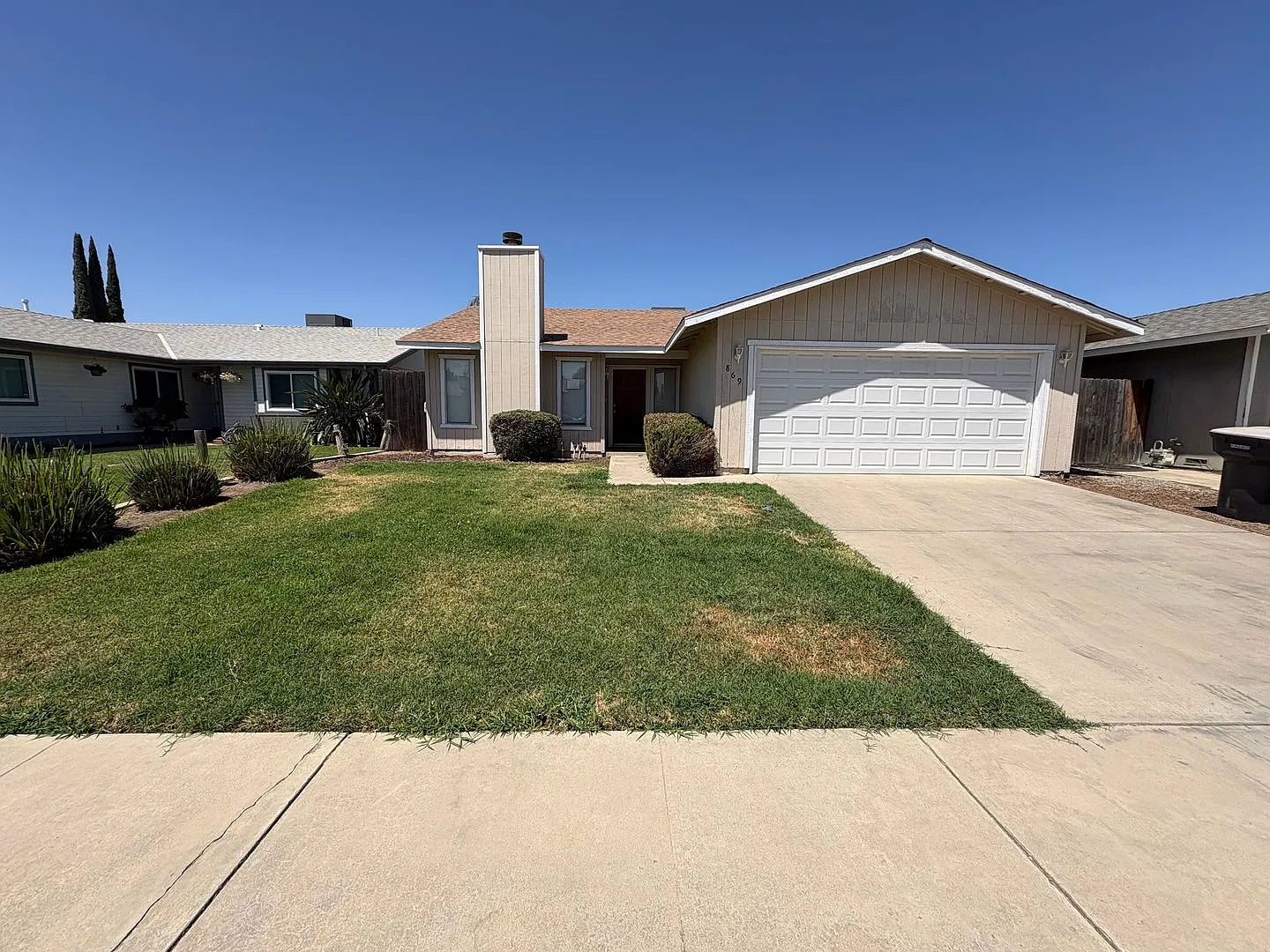 Cozy Home On Spacious Lot In Tulare Available Now! — Photo 1