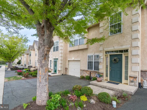 121 Castle Dr, North Wales, PA 19454