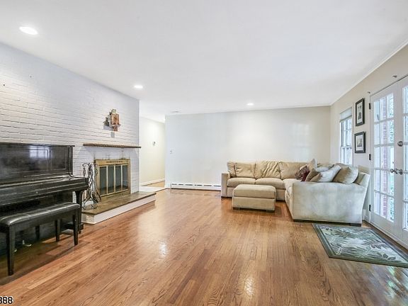 4th image of 43 Crestwood Dr