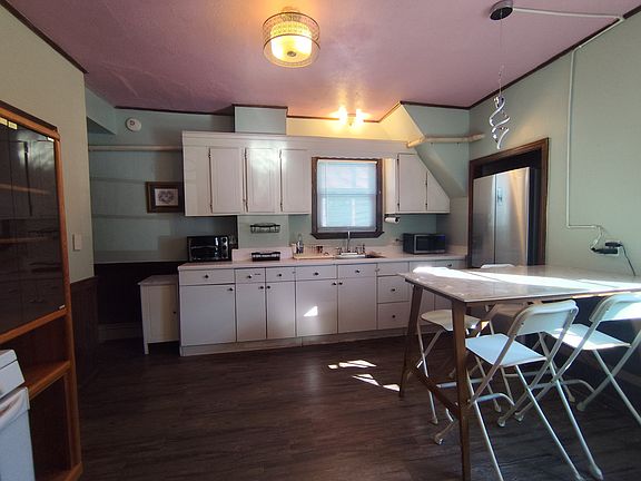 Kitchen - newly painted, new floor