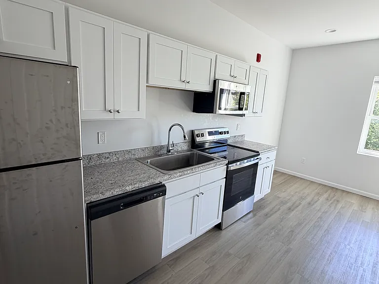 337 Main St #7 — Photo 1