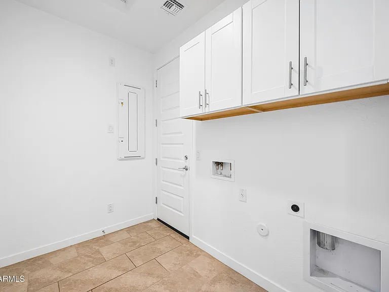 8911 W Solano Dr — Photo 21