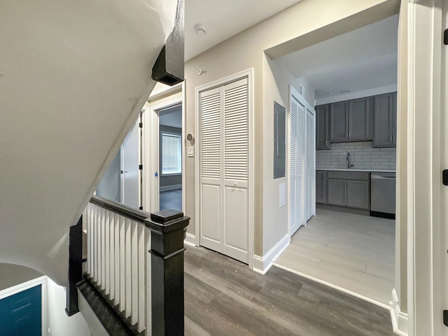 Spacious Renovated 3BR/2BA Bi-Level Near Metro with In-Unit Laundry! — Photo 2