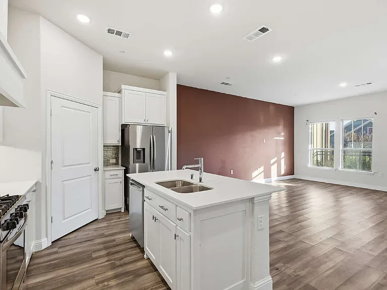 1044 3rd St — Photo 13