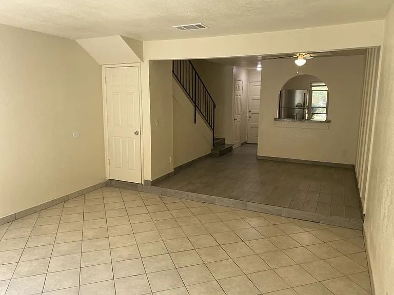 Spacious Townhome in Desirable Fairfield Area — Photo 7