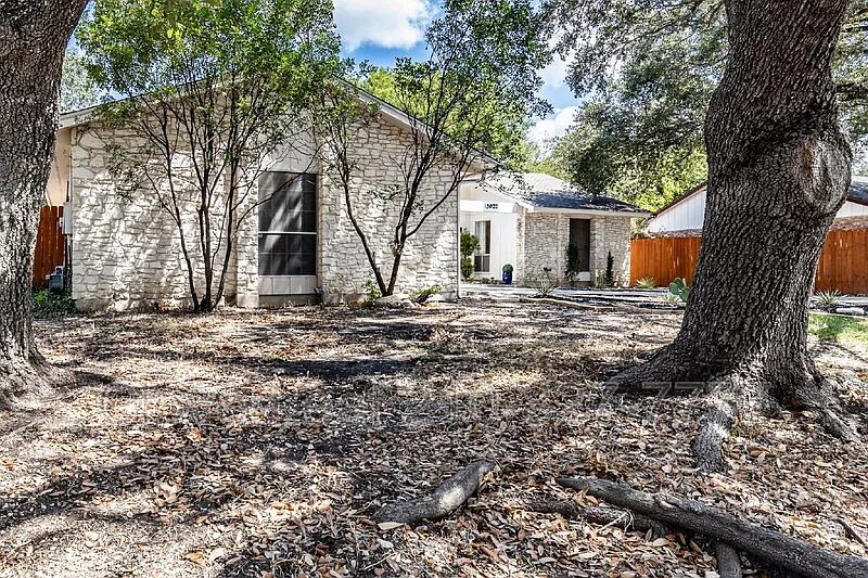 3 bed, 2.0 bath, 2186 sqft, $1,975 — Photo 2