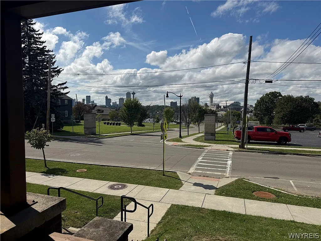 2 bed, 1.0 bath, 850 sqft, $1,050 — Photo 2