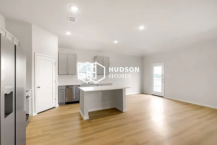 4 bed, 2.0 bath, 1763 sqft, $1,725 — Photo 3