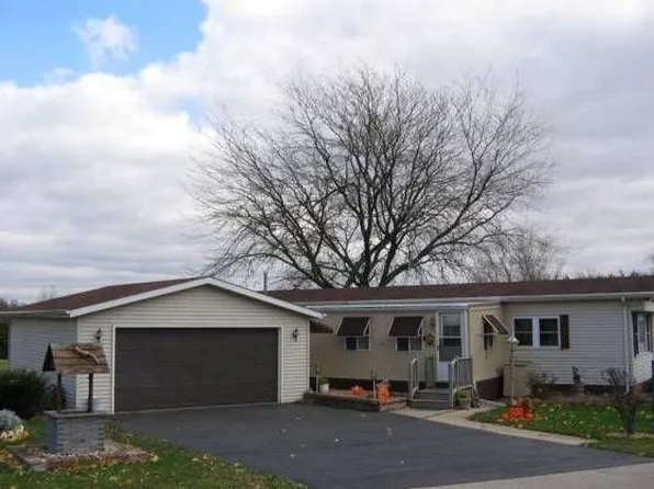 1463 Sunrise Trl, Burlington, WI 53105