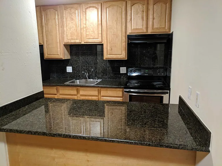 324 Pennsylvania Ave #24 — Photo 4