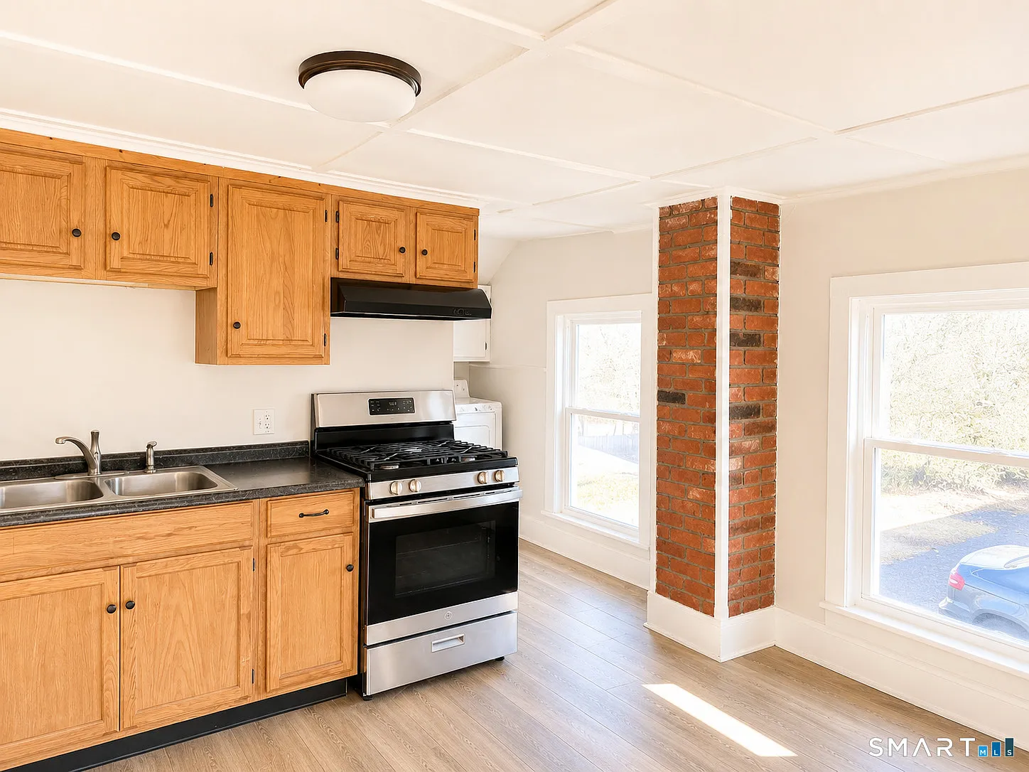 3 bed, 1.0 bath, 1100 sqft, $1,700 — Photo 2