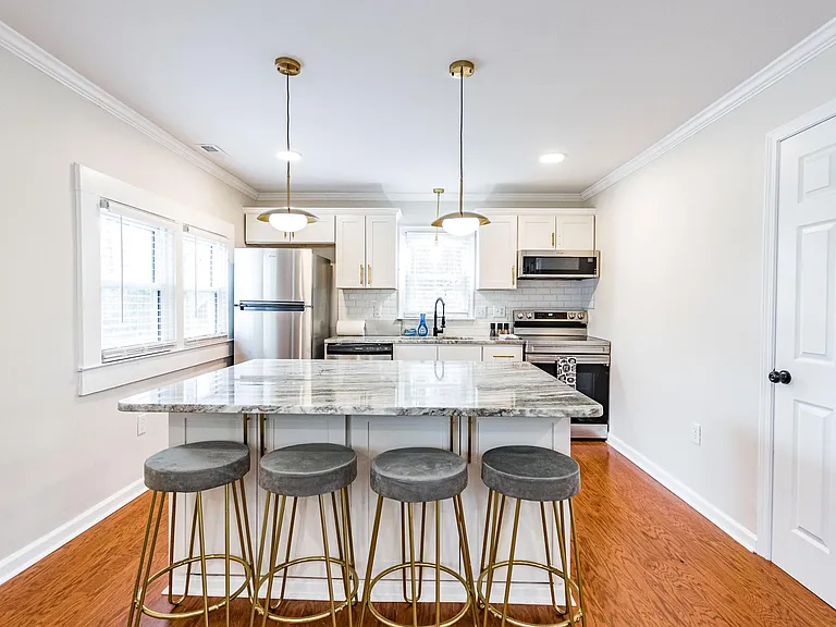 110 Jordan Ln — Photo 21