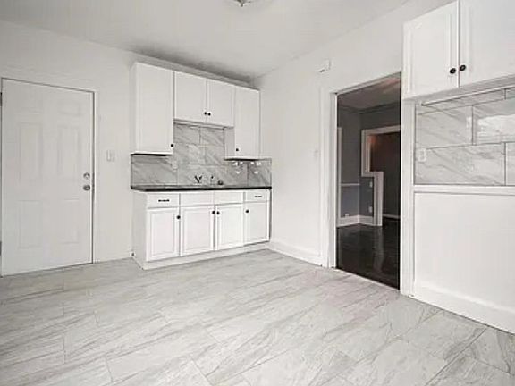 4th image of 6-2002 Clarence Ave #6