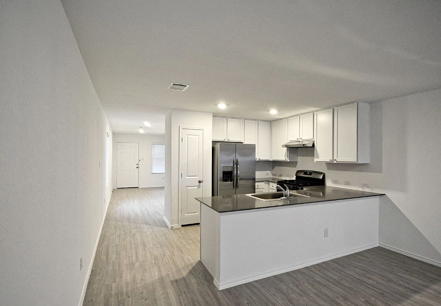 4 bed, 2.0 bath, 1627 sqft, $1,595 — Photo 3